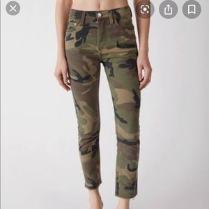 NWT Re/done stove pipe high rise ankle camo jeans